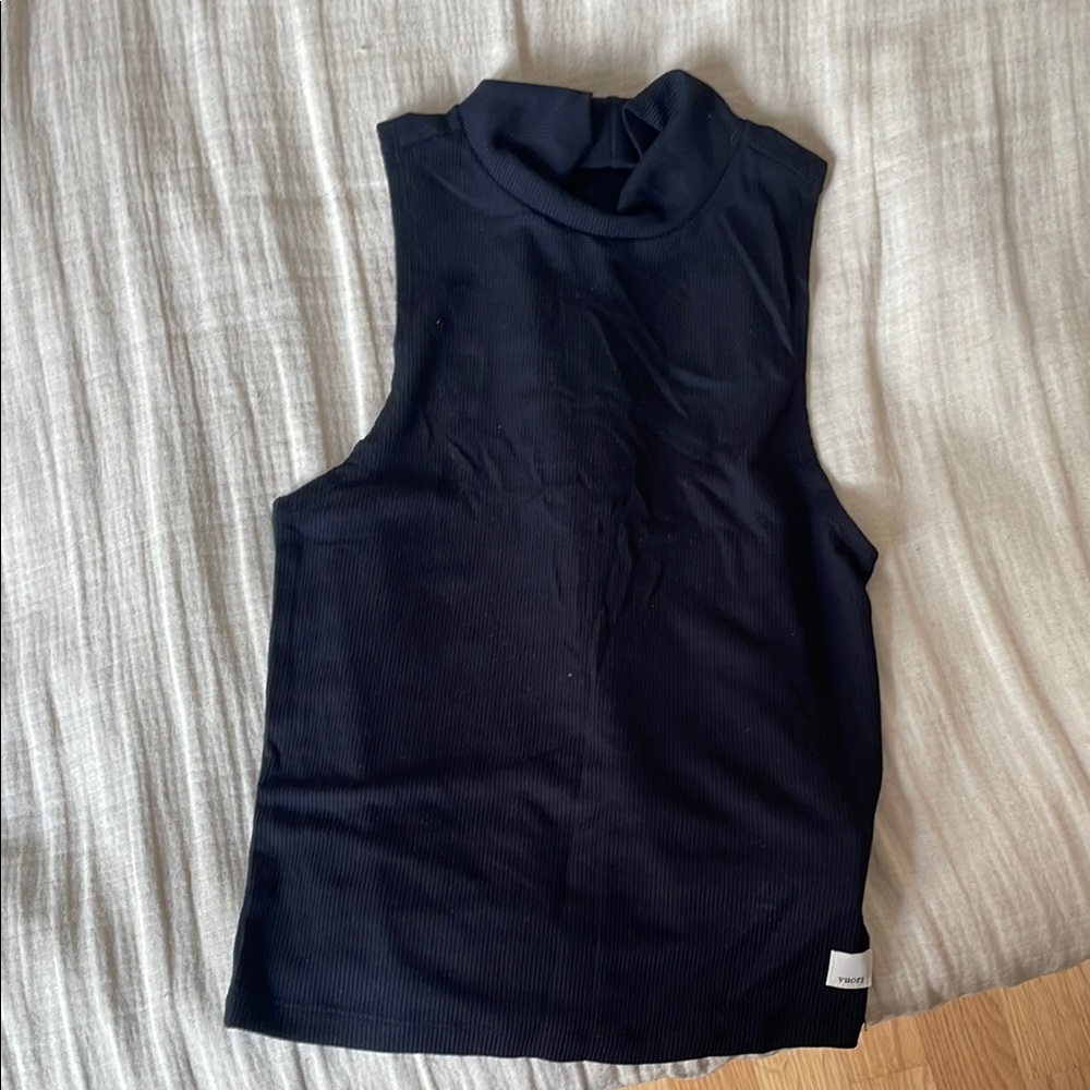 Vuori Black Muscle Tee Sleek and Versatile